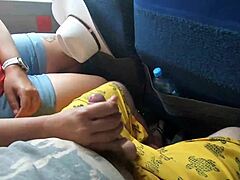 Min kæreste giver en håndjobb og sluger sæd i en offentlig bus