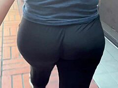 Gadis dengan pantat besar memamerkan lekuk tubuhnya yang berminyak dengan legging tersembunyi