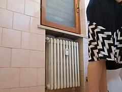 Blonda kvinnor visar upp sina slitna kläder på en offentlig toalett
