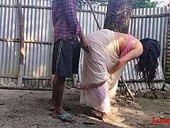 Isteri India mempamerkan kemahiran tegarnya dalam video seks luar