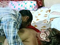 Индийская бхабхи поклоняется своим натуральным сиськам в сцене грубого секса