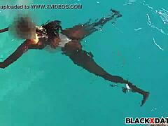 Biquíni de ébano de alta definição submerso nas profundezas