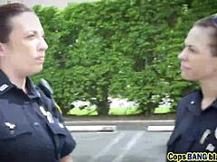 HD-video af en blond politibetjent, der sutter en stor sort pik