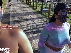 Любительская Kriss Hotwife хвастается своей большой задницей и грудью перед камерой на пляже