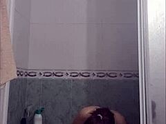 בחורה קולג' בלונדינית חובבת אמיתית נתפסת על ידי מצלמה חבויה במקלחת