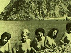 Vintage nudisten in een ondeugende strandstemming