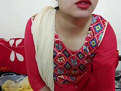 Saara, o profesoară canadiană, își învață eleva cum să satisfacă dorințele unei fete într-un videoclip de sex din seria web indiană