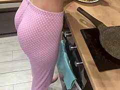 Ein hausgemachtes Sex-Video von mir und meinem Stiefbruder, wie wir Pfannkuchen machen
