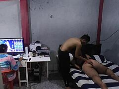 Blondine met grote borsten geniet van de penis van haar stiefmoeder terwijl ze op de computer speelt
