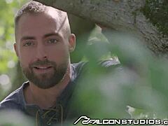 Un bărbat musculos primește o întindere anală de la un bărbat necunoscut în videoclipul lui Falcon Studios.