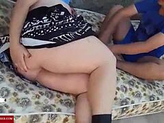 امرأة سمينة تحصل على مهبلها من قبل رجل مثير على الأريكة