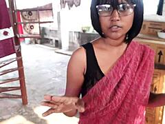 Indische Pornostars in Dessous haben eine heiße Begegnung im Freien