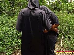 Фемдом екшън с африкански гросмайстор и неговия жребец на публично място - 4k черен пенис видео