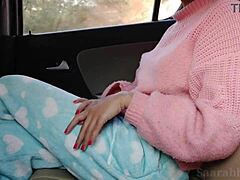 امرأة آسيوية ناضجة ذات ثديين كبيرين تحصل على القشرة من سائق سيارة أجرة في فيديو عالي الدقة