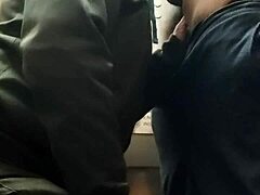 Homossexual lamber o ânus e fazer sexo oral em um elevador vaporoso