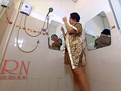 Striptease kamar mandi dengan pembantu telanjang yang lucu