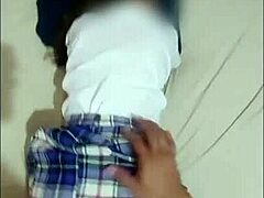 Hijastra Stiefvater fickt seine unschuldige Teenie-Freundin in den Arsch