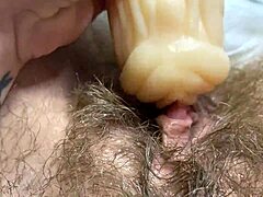 Senzualna amaterska uživa u orgazmu izbliza tokom kućne masturbacije