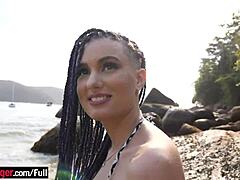 تصوير قريب لقضيب فتاة برازيلية ساخنة في مقطع جنسي على الشاطئ