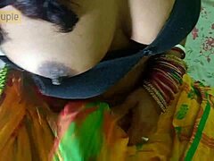 Podívejte se, jak desi chudayii jezdí na penisu v tomto indickém XXX videu