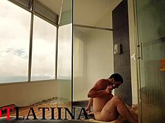 Sex v sprche bez kondómu s amatérskou Kolumbijčankou