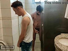 Video porno gay menampilkan Big Marcos dan seorang lelaki lain yang mendapat pantat di dalam mereka