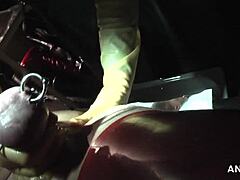 Rubbernurse Agnes v operacijski sobi: Latex oblečena v asistirano ročno delo in masažo prostate s spermo