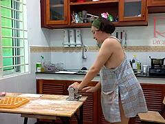 Реджина Нуар готовит пир в обнаженном виде