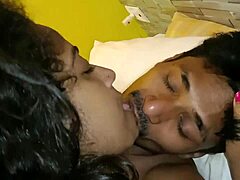 Bhabhi yang lucu diperkosa dengan keras dalam seks anal