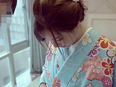 Аматьорско японско момиче в секси костюм на сакура