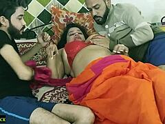 Threesome India yang panas dengan tante dan dua anak laki-laki dalam HD