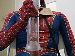 Potężny kutas Spidermana: Ssanie i wytrysk