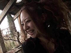 Asiática se pone salvaje y loca en una sesión de follada japonesa