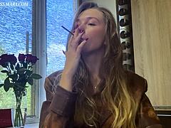 Diosa rusa muestra sus habilidades para fumar en este video jodido