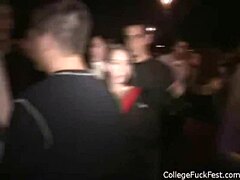 Üniversite öğrencisi grup seks sırasında ağzını ve amını dolduruyor