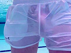 Víz alatti crossdressing és úszás egy poolboy nagy farkával