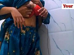 Индийская бхабхи получает свою киску от своего племянника в домашнем видео