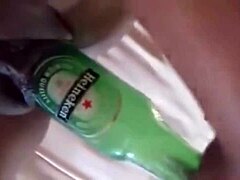 Tieneramateur stuurt me zelfgemaakte video van zichzelf terwijl ze een fles neukt