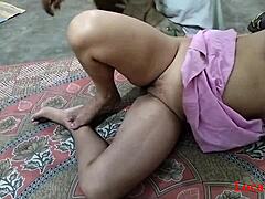 Intialainen kylävaimo nussii seksipoikaystäväänsä