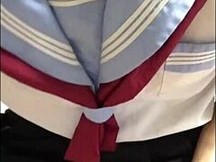 Crossdresser asiática em uniforme de colegial desfruta de sexo anal