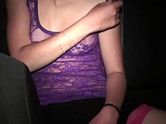 섹시한 금발 미녀 알렉시스 크리스탈이 야생적인 야외 그룹 섹스 세션에 참여합니다