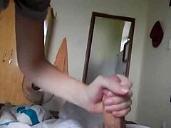 Βίντεο HD μιας έφηβης κοπέλας που πνίγεται στο πέος και καταπίνει το σπέρμα