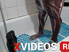 Milf ébano se entrega al fetiche de pies en la ducha