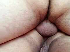 Un penis gros pătrunde adânc în cavitatea anală pentru o futere dură