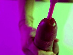 משחק כבלים וויברטור ב-BDSM מוביל לזרימת זרע בפה