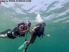 Remaja Yunani kecil menikmati pertemuan sensual di bawah air