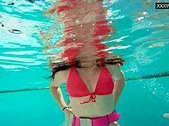 Bintang porno Hungaria Eva Sasalka dalam threesome liar di bawah air
