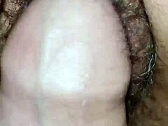 Behåret milf bliver kneppet i POV-nærbillede