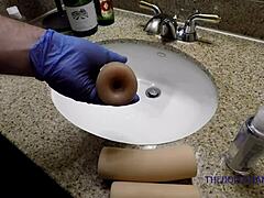 Instruktionsvideo om rengöring av en sexdockas avtagbara slida