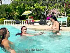 Prietenii latini mă ispitesc cu o plăcere lângă piscină, ducând la un trio fierbinte